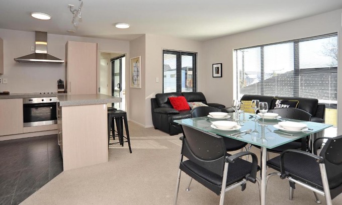 Merivale Apartment | Apartment near Hagley Park with Secure Entry- Carlton Villa 3