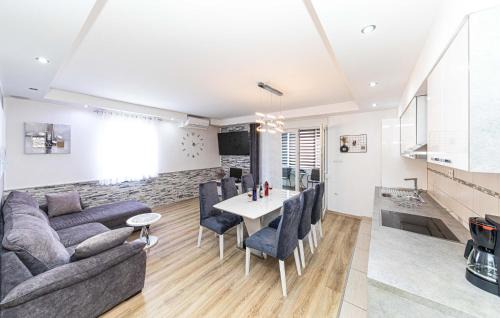 Kastel Stafilic Apartment | Apartment Near The Sea