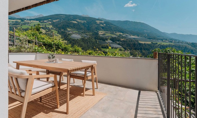 Rifiano Apartment | Apartment "Oberegghof Laugen" with Mountain View and Wi-Fi