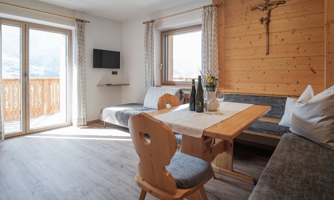 Velturno Apartment | Apartment 'Oberhemberger Hof Zwoaer' with Mountain View, Shared Terrace and Wi-Fi