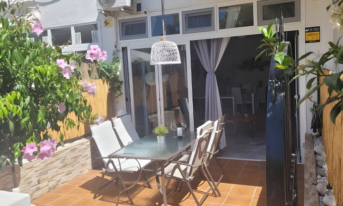 Bahia Dorada Apartment | Apartment 'Ola De Mar' with Shared Pool, Wi-Fi and Air Conditioning