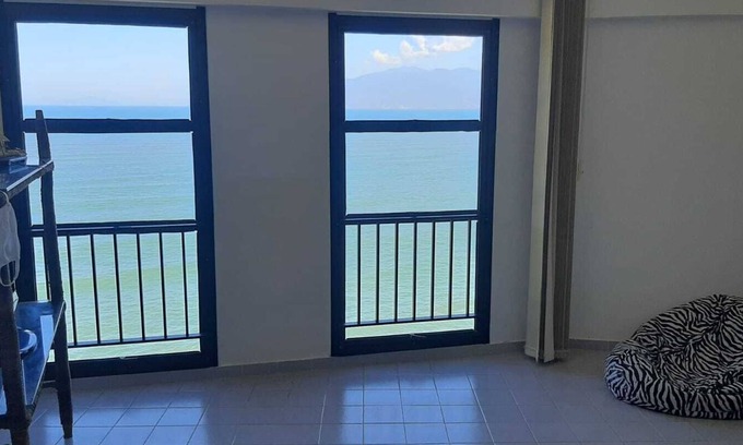 Ipiranga House | Apartment on Martim de Sá beach avenue, sea view, foot in the sand