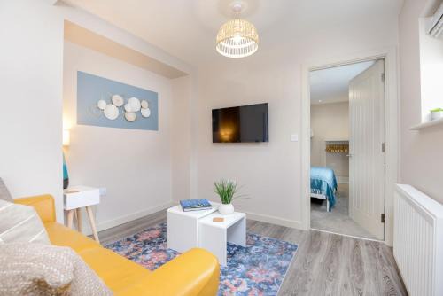 Plymouth Apartment | Apartment One - King Bed - Free Private Parking - by Ocean City Retreats