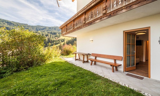 Racines Apartment | Apartment "Parigger Apt Enzian" with Mountain View, Shared Garden & Wi-Fi