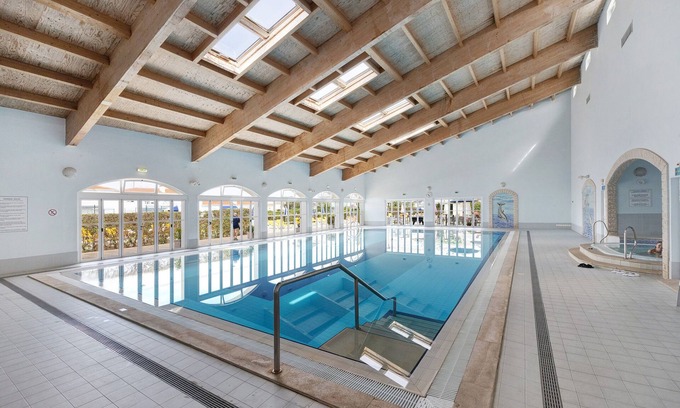 Penina Apartment | Apartment "Pérola No Algarve" with Shared Pools, Private Balcony & Wi-Fi