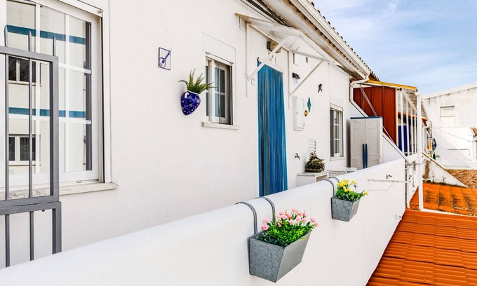 Charneca de Caparica e Sobreda Apartment | Apartment 'Lovely Apartement' with Balcony, Wi-Fi and Air Conditioning