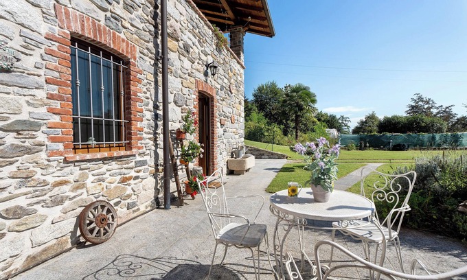 Comero Apartment | Apartment 'Res Jasmine- Appartamento Yellow' with Mountain View, Shared Garden and Wi-Fi