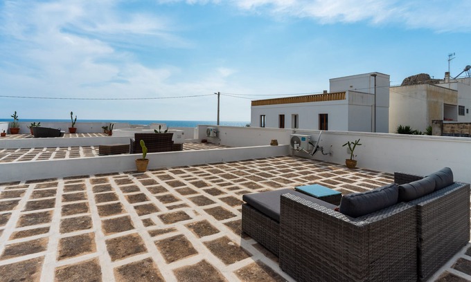 Lido Conchiglie Apartment | Apartment 'Respiro Del Mare 3' with Sea View, Wi-Fi and Air Conditioning