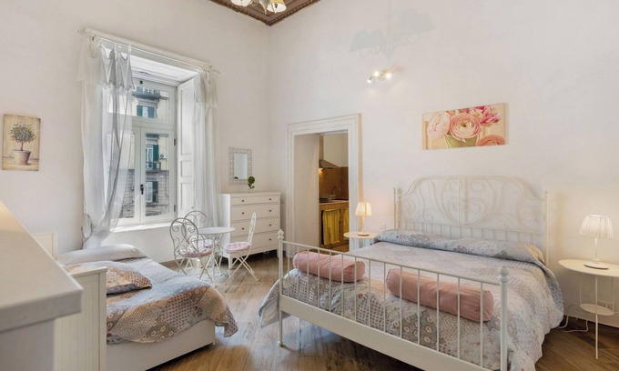 Naples City Centre Apartment | Apartment 'Romantico Vicino Al Duomo' with Wi-Fi and Air Conditioning
