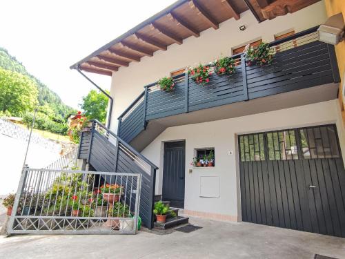 Commezzadura Apartment | Apartment Rosa Blu by Interhome