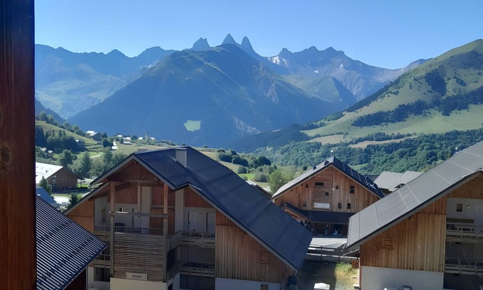 Saint-Jean-d'Arves Apartment | Apartment 'Saint-jean-d'arves' with Mountain View and Balcony