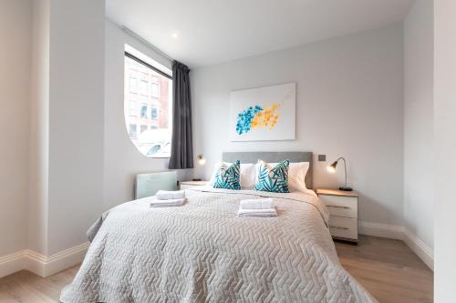 Staines House | Apartment Six Staines Upon Thames - Free Parking - Heathrow - Thorpe Park