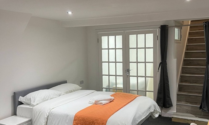 Manor Park Apartment | Apartment-sleep6-wifi-family Friendly
