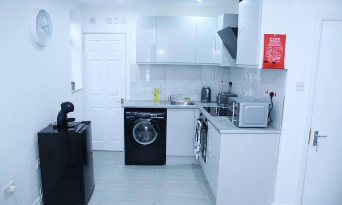 Roxbourne Apartment | Apartment - Sleeps 2 & Free Parking