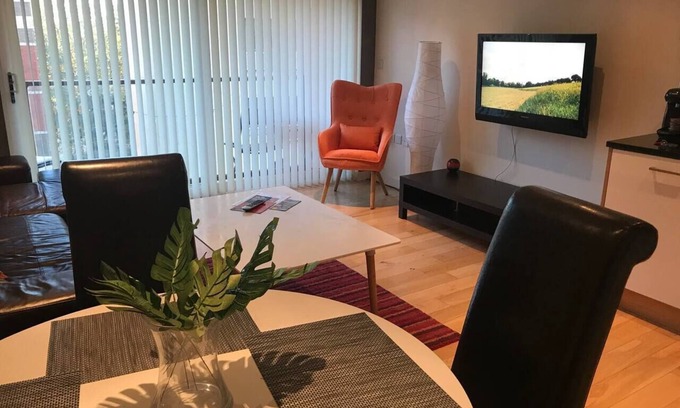Hull Old Town Apartment | Apartment-Sleeps4-Balcony-Parking-PetsOk