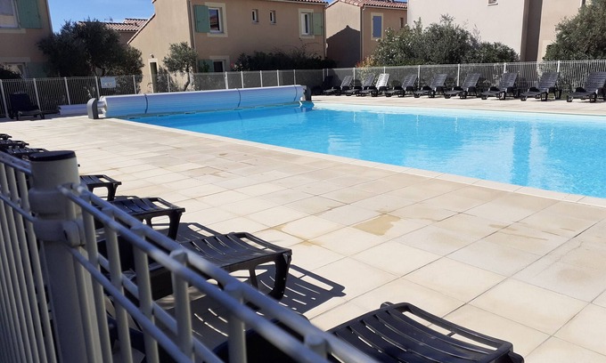 Mouries Apartment | Apartment 'Sous Le Soleil Des Alpilles' with Mountain View, Wi-Fi and Air Conditioning