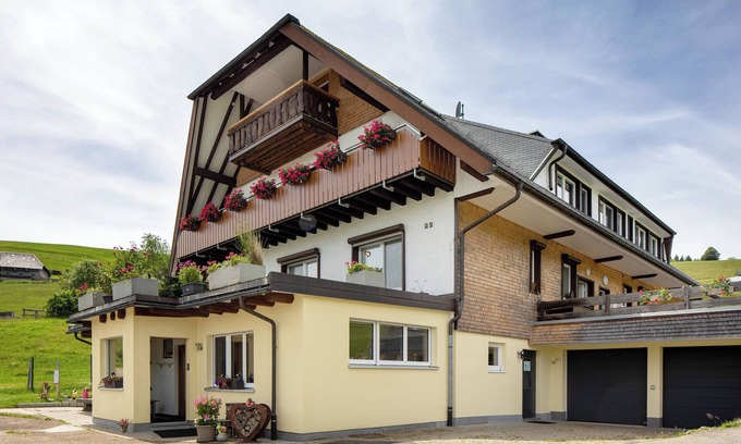 Hofsgrund Apartment | Apartment 'Sport Rees - Ferienwohnung Stefanie' with Mountain View, Shared Terrace and Wi-Fi