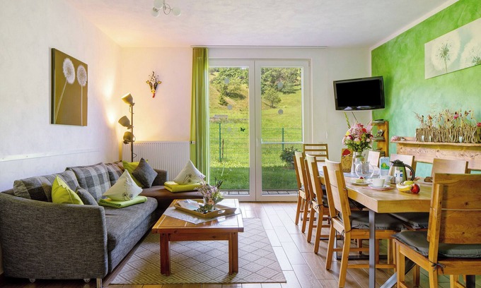 Hofsgrund Apartment | Apartment 'Sport Rees - Ferienwohnung Ulrike' with Mountain View, Private Terrace and Wi-Fi