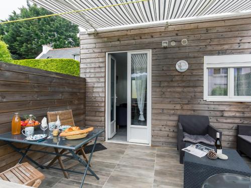 Locquirec Apartment | Apartment Terre et Mer by Interhome