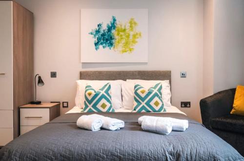 Staines House | Apartment Thirty Three Staines Upon Thames - Free Parking - Heathrow - Thorpe Park - Studio