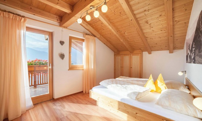 Prenn Apartment | Apartment “Tonigbauernhof Enzian” with Mountain View, Balcony & Wi-Fi
