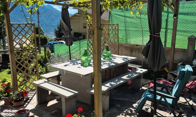 Cino Apartment | Apartment 'Tulipano' with Mountain View, Private Garden and Wi-Fi