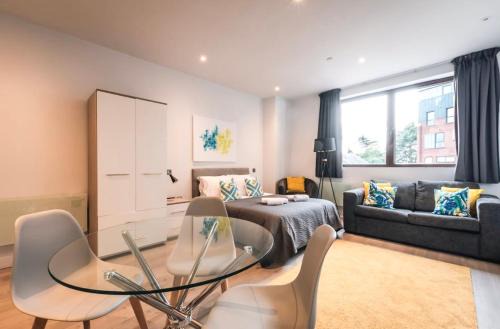 Staines House | Apartment Twenty Three Staines Upon Thames - Free Parking - Heathrow - Thorpe Park - Studio