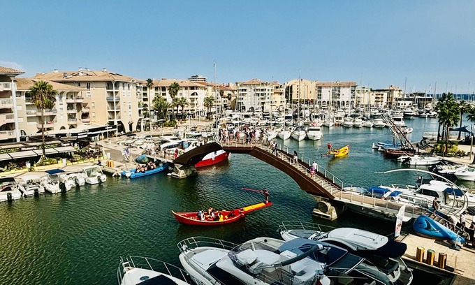 Frejus Port Apartment | Apartment 'Un Air De Venise' with Sea View, Private Terrace and Wi-Fi