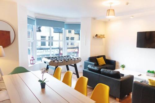 Plasnewydd Apartment | Apartment up to 9 close to Centre, big TV and WiFi