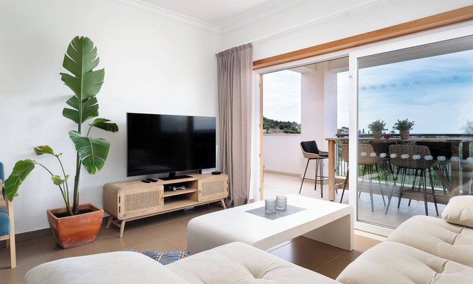 Portimao Apartment | Apartment 'V2 Vale da Ribeira' with Shared Pool, Wi-Fi and Air Conditioning