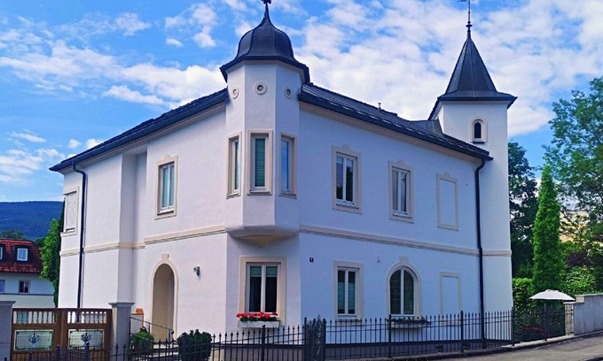 Teisendorf Apartment | Apartment 'Villa Karlsbach' with Mountain View, Shared Garden and Wi-Fi