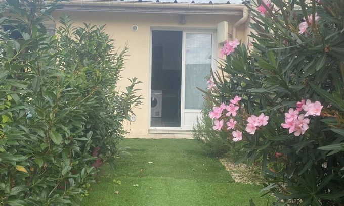 Gagny Apartment | Apartment 'Villa Muguet' with Wi-Fi
