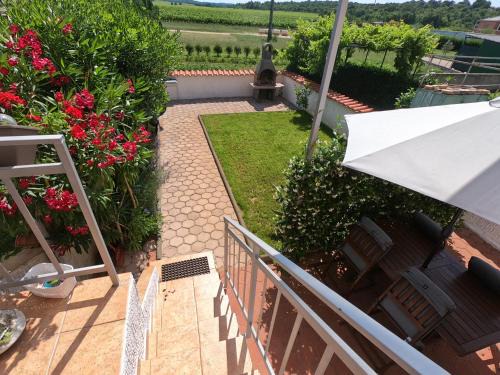 Funtana Apartment | Apartment Viti with garden and barbecue