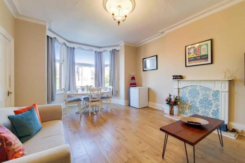 Ealing Apartment | Apartment w workspace in Ealing