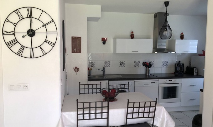 Kokotia Apartment | Apartment with private box in residence with swimming pool and parking space