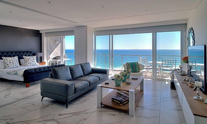 Bloubergstrand Apartment | Apartment with beach view and island view not affected by loadshedding! by HMH