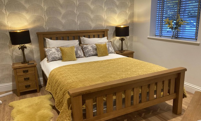 Yeovil Apartment | Apartment with Garden View at Streamside Apartment