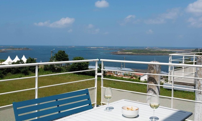 Landeda Apartment | Apartment with incredible sea view on the Aber Wrac'h 5 minutes walk from the port and the beach