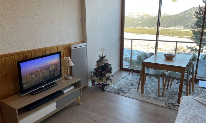 Les Angles House | Apartment with lake and mountain views 100 m from the slopes