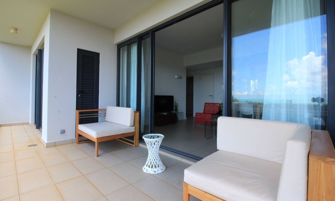 Roches Noires Apartment | Apartment with sea view in Azuri, Roches Noires