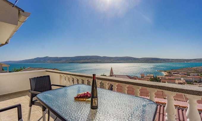 Zubovici Apartment | Apartment with sea view and pool