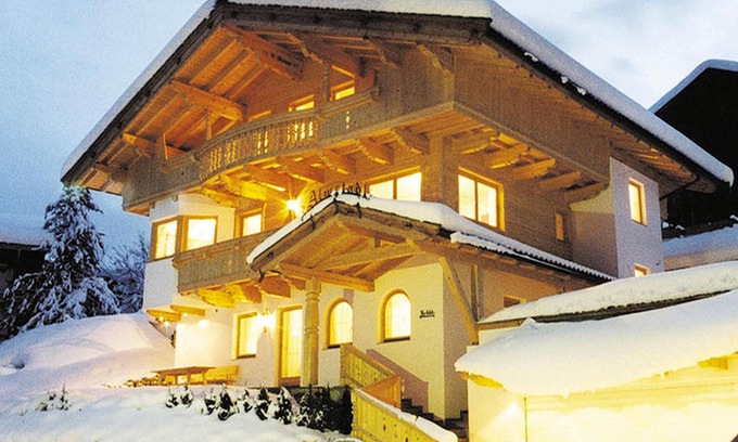 Oberau Apartment | Apartment with sun terrace, ski bus nearby