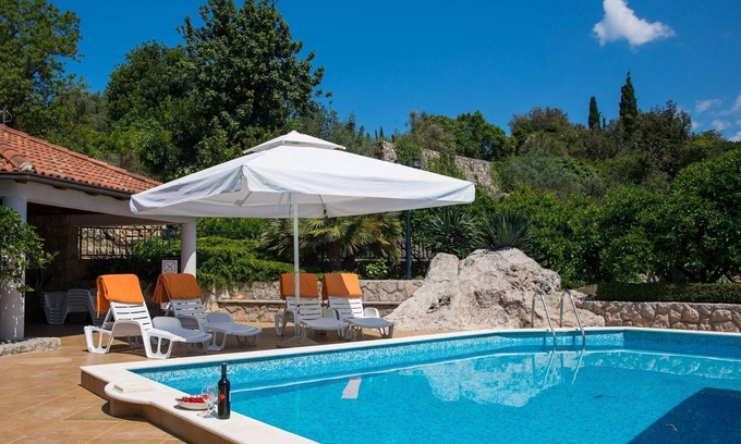 Molunat Apartment | Apartment with terrace and pool