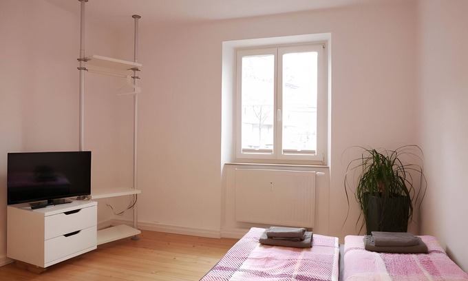 Bruhl-Beurbarung Apartment | Apartment 'Zweiteheimatfreiburg - Schwarz' with Shared Garden, Balcony and Wi-Fi