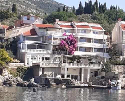 Molunat Apartment | Apartments Ane