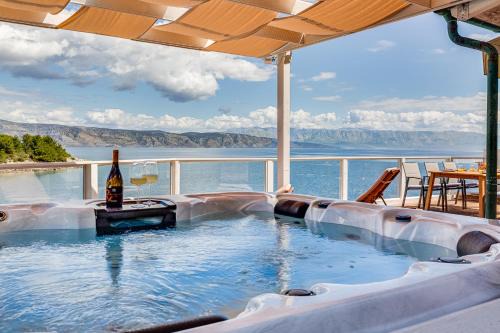 Cove Basina (Jelsa) Apartment | Apartments Habek