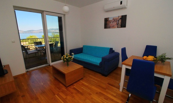 Drace Apartment | Apartments Kula - One-Bedroom Apartment with Terrace and Sea View-B1