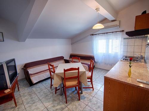 Pasadur Apartment | Apartments Malo Lago - One-Bedroom Apartment with Balcony and Sea View - Attic Apartment 1