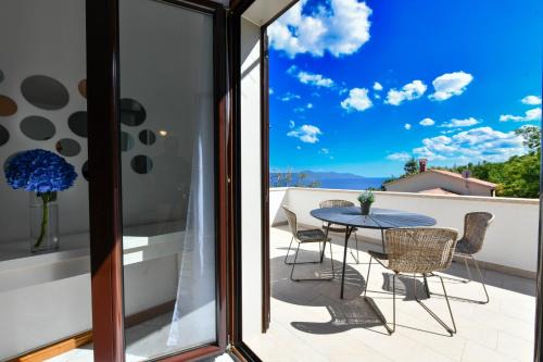 Obrs Apartment | Apartments near the beach, with terraces and seaview at House B.