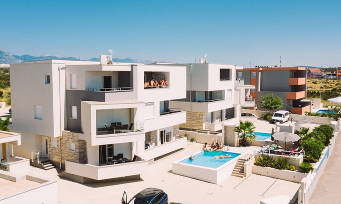 Zrce House | Apartments & Rooms Danivan Pool Villas